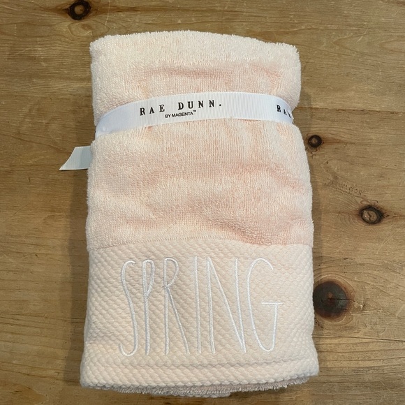 NWT Rae Dunn Set of 2 Hello Spring Bath Hand Towels Pink White Embroidered - Picture 1 of 4